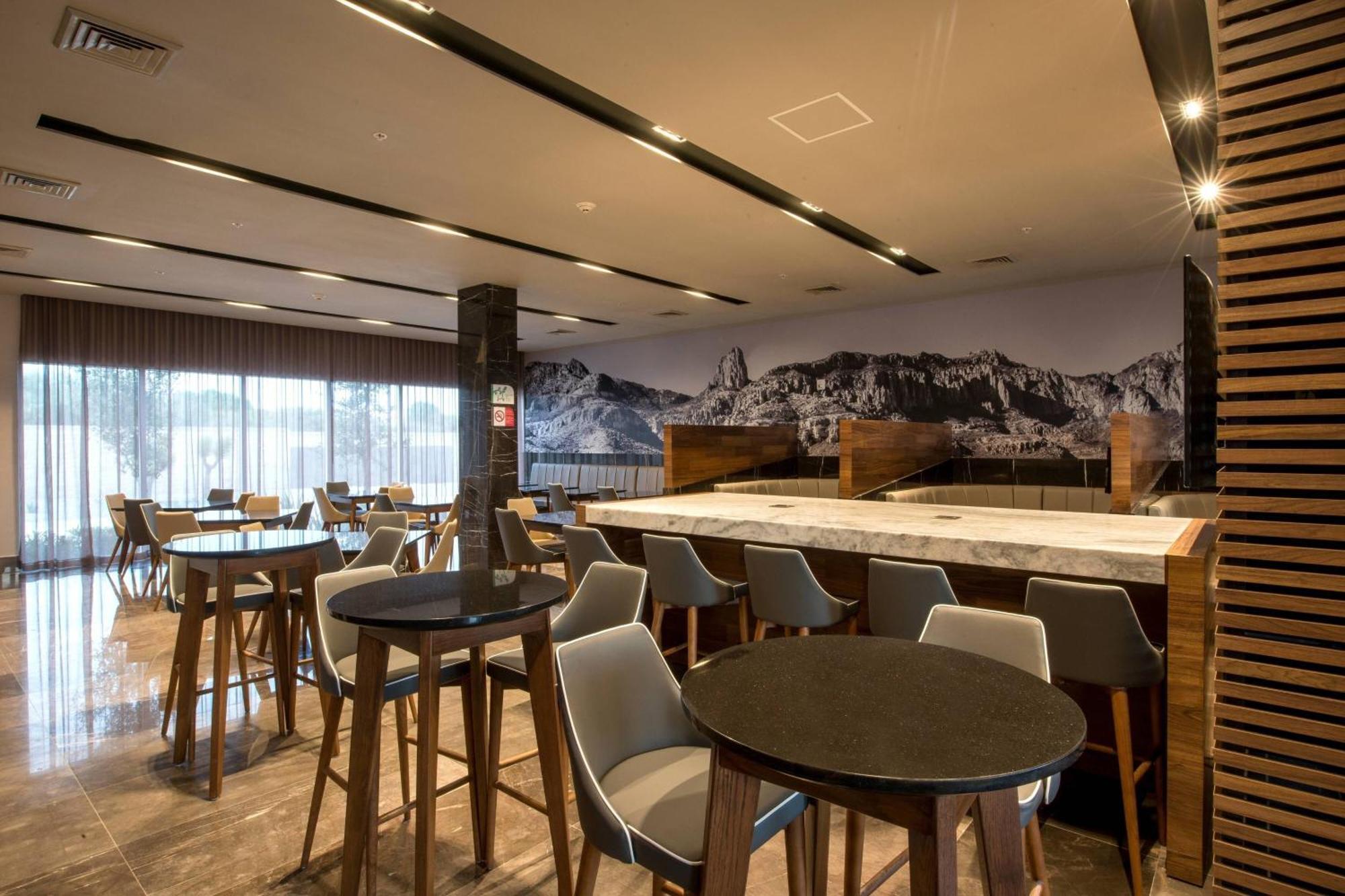 Courtyard By Marriott San Luis Potosi, Los Lagos Buitenkant foto