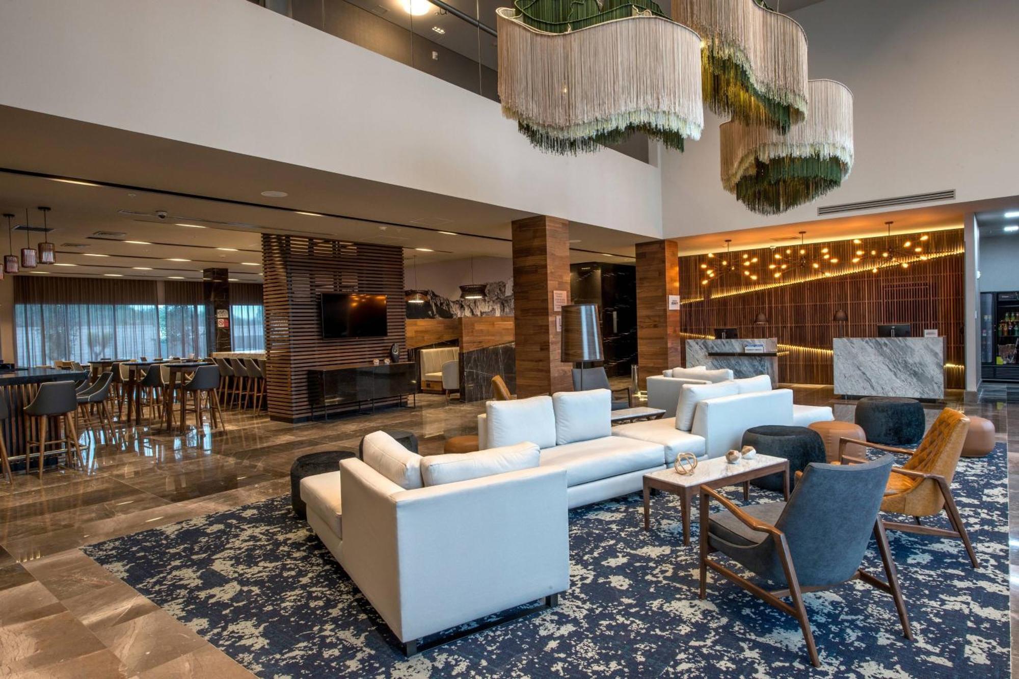 Courtyard By Marriott San Luis Potosi, Los Lagos Buitenkant foto